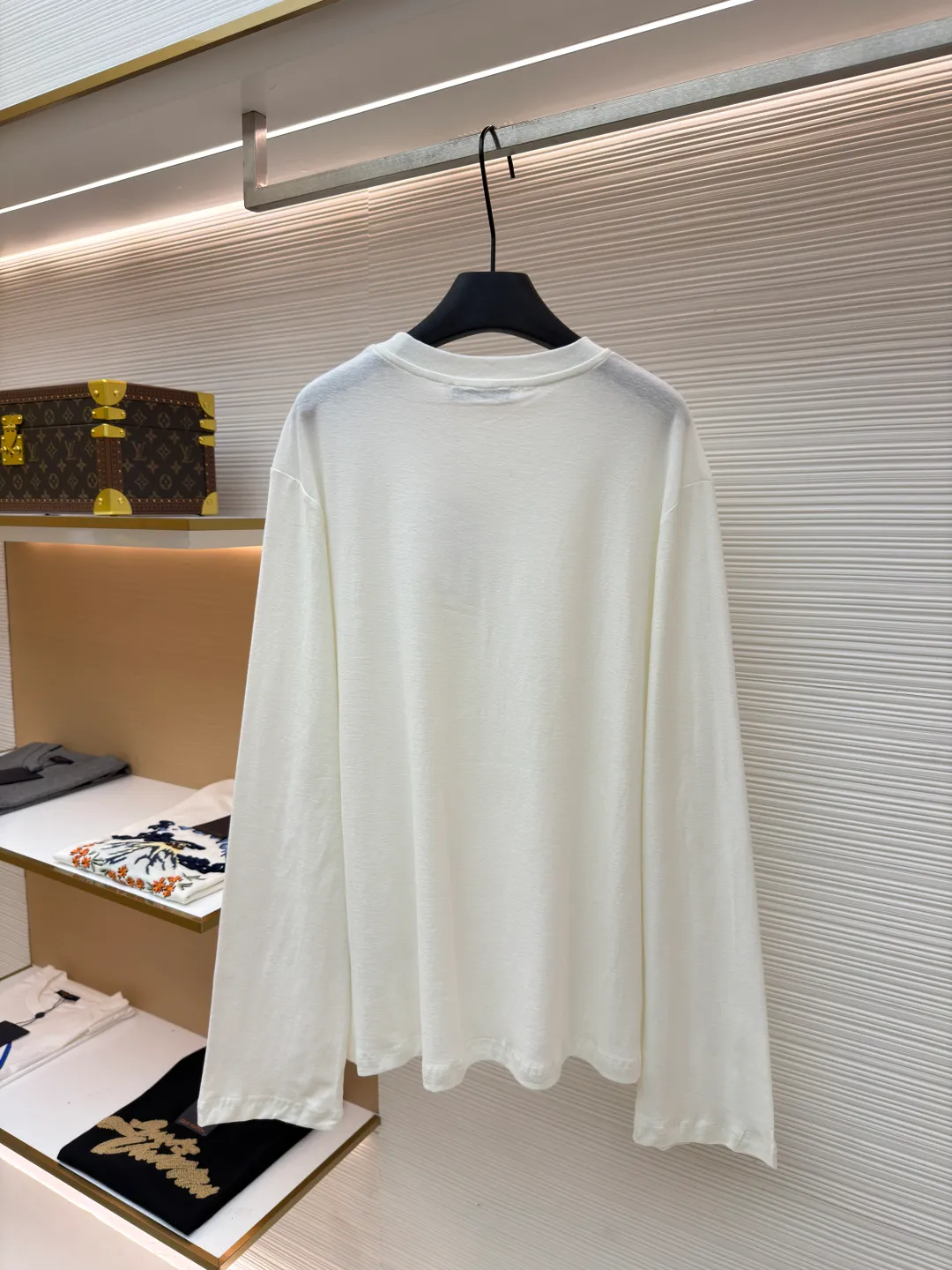 Acne Studios linen printed long sleeves ●Original version: Purchased and developed for 3199 ●Item number: 1681393-A05 ●Fabric: linen fabric ●Technology: Printing production ●Color: white ●Version: Fitted version ●Weight: about 215 grams ●Size: S-M-L ●Description: The fabric is blended with 85% combed cotton and 15% linen. Combed cotton provides the skin-friendly feel, durability and smooth texture of clothing when worn next to the skin; while the injection of 15% linen is the soul of the design - it breaks the mediocrity of pure cotton and brings the iconic natural irregular knotted texture, unique dryness and breathability, as well as a micro-wrinkle texture and retro charm that become more natural over time. This ratio not only ensures comfort, but also gives the fabric a three-dimensional, relaxed and vital high-level texture. The pattern decoration on the chest adopts traditional and elegant screen printing technology. This is not a simple flat transfer, but by making a fine screen and manually scraping the ink layer by layer onto the surface of the fabric. The overall wiring is straight and delicate, the fabric is comfortable and soft, and the color is consistent without color difference. It can be matched with the same style to create a fashionable look and control various occasions. Customized accessories, complete with three standards, same style for men and women!